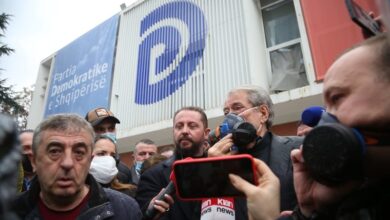 FOTO – kujtesë: Si për pak e dogjën të gjallë brenda selisë së PD, Gaz Bardhin me shokë