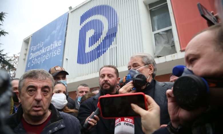 FOTO – kujtesë: Si për pak e dogjën të gjallë brenda selisë së PD, Gaz Bardhin me shokë FOTO – kujtesë: Si për pak e dogjën të gjallë brenda selisë së PD, Gaz Bardhin me shokë