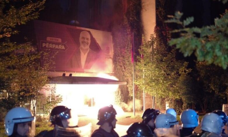 Protesta e opozitës/ Si e raporton Zëri i Amerikës mosbindjen civile në Tiranë Protesta e opozitës/ Si e raporton Zëri i Amerikës mosbindjen civile në Tiranë