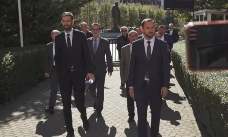 Dy deputetë të tjerë largohen nga partia e Albin Kurtit, ja përplasja që ndodhi Dy deputetë të tjerë largohen nga partia e Albin Kurtit, ja përplasja që ndodhi