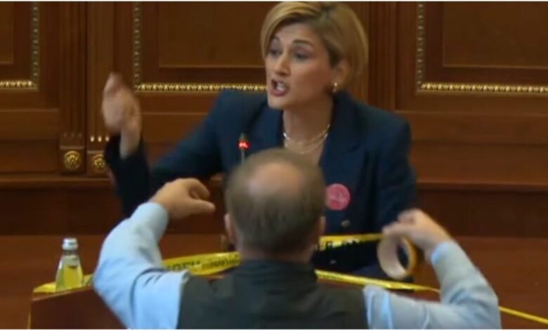 “Sherr” në Kuvendin e Kosovës! Përplasje të forta mes opozitës dhe qeverisë për përgjimet Kusari-Radojçiç “Sherr” në Kuvendin e Kosovës! Përplasje të forta mes opozitës dhe qeverisë për përgjimet Kusari-Radojçiç