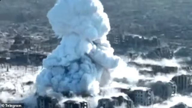 VIDEO + FOTO/ Putin përdor bombën termo-barike? Arma më e fuqishme jo-nukleare “hidhet” në Ukrainë