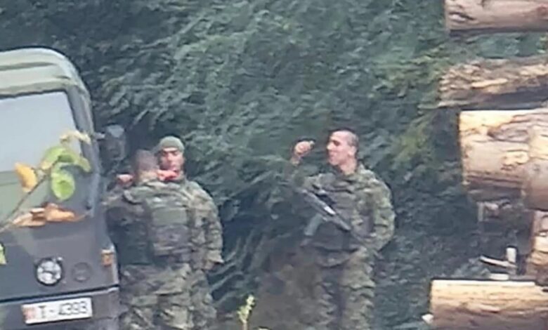 Çfarë po ndodh në kufirin mes Kosovës dhe Serbisë?! Beogradi lëviz trupat ushtarake, ndodhen vetëm disa metra… Çfarë po ndodh në kufirin mes Kosovës dhe Serbisë?! Beogradi lëviz trupat ushtarake, ndodhen vetëm disa metra…