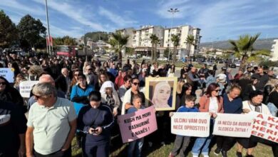 VIDEO / “Duam të vërtetën”, qindra qytetarë protestojnë në Ulqin për shqiptaren që vdiq pas lindjes