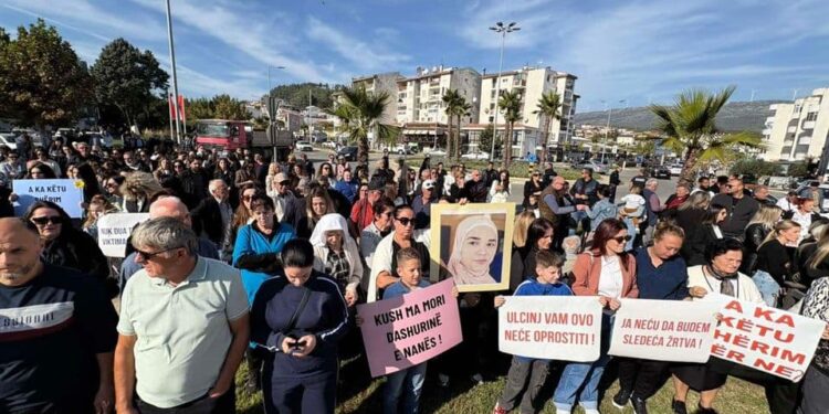 VIDEO / “Duam të vërtetën”, qindra qytetarë protestojnë në Ulqin për shqiptaren që vdiq pas lindjes VIDEO / “Duam të vërtetën”, qindra qytetarë protestojnë në Ulqin për shqiptaren që vdiq pas lindjes